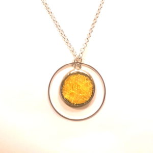 collier jaune en verre, bijou en vitrail Tiffany fabrication ArteVitro