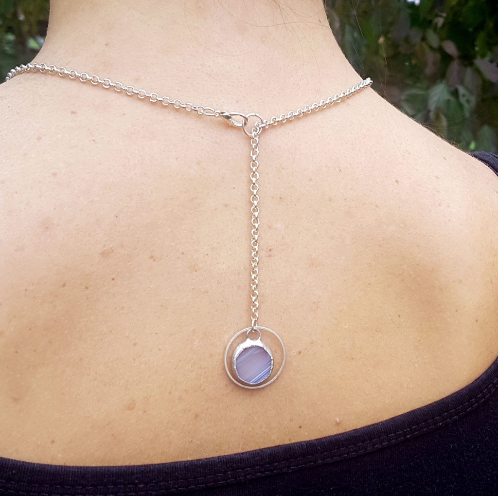 collier dos nu blanc en verre, bijou en vitrail Tiffany fabrication ArteVitro