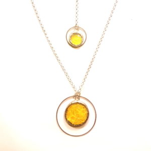 collier dos nu jaune en verre, bijou en vitrail Tiffany fabrication ArteVitro