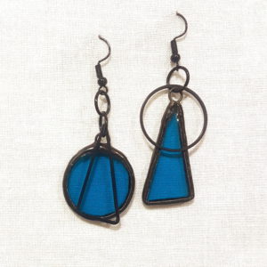 boucles d'oreilles asymétriques bleues en verre, bijoux en vitrail Tiffany fabrication ArteVitro