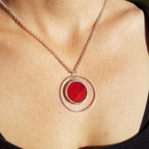collier dos nu rouge en verre, bijou en vitrail Tiffany fabrication ArteVitro