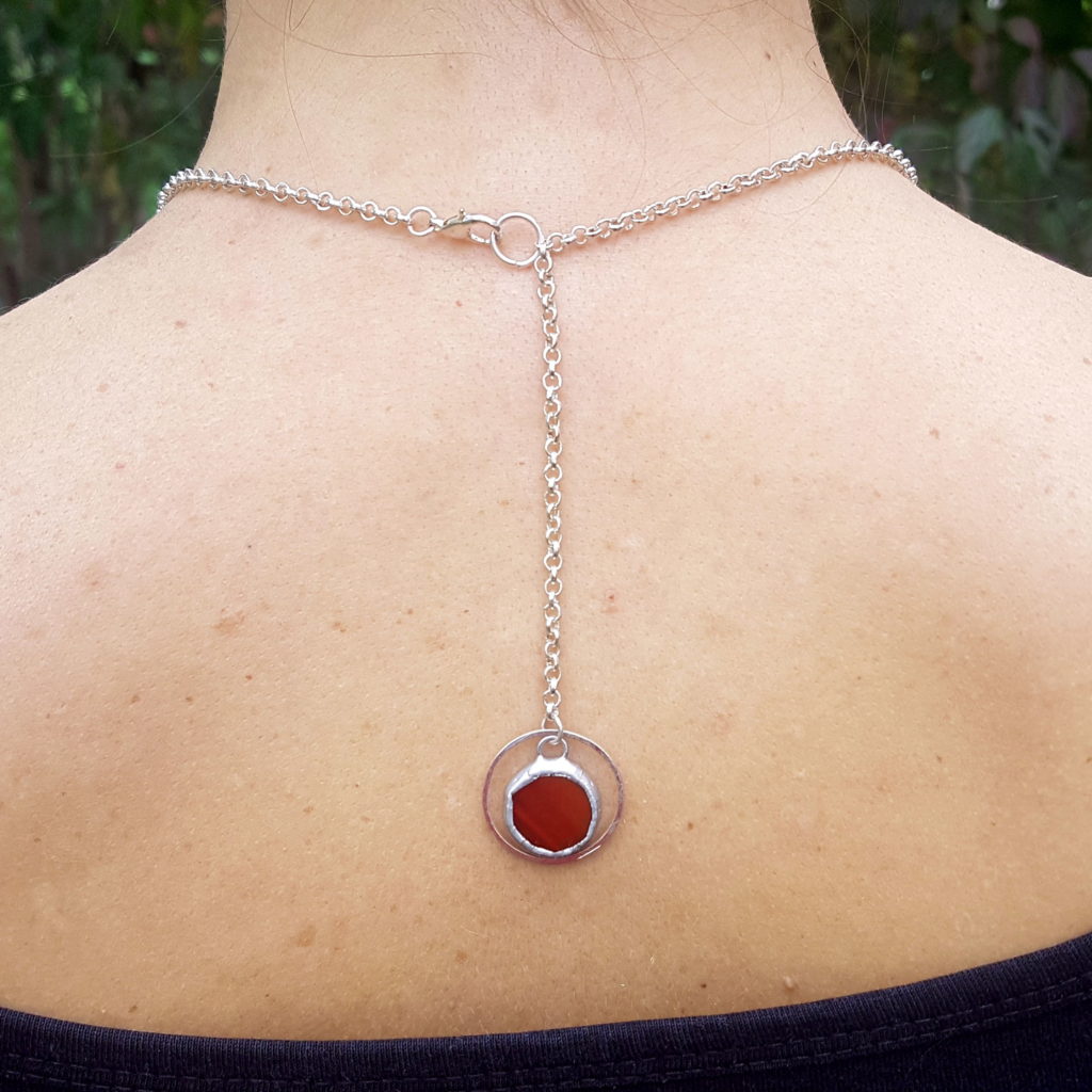 collier dos nu rouge en verre, bijou en vitrail Tiffany fabrication ArteVitro
