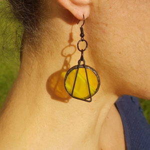 boucles d'oreilles asymétriques jaunes en verre, bijoux en vitrail Tiffany fabrication ArteVitro