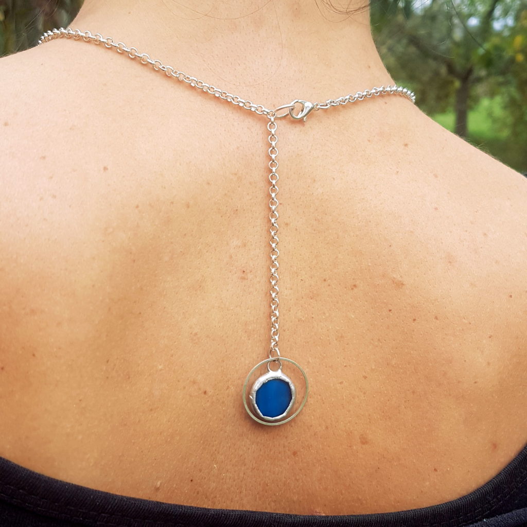 collier dos nu bleu en verre, bijou en vitrail Tiffany fabrication ArteVitro
