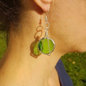 boucles d'oreilles asymétriques vertes en verre, bijoux en vitrail Tiffany fabrication ArteVitro