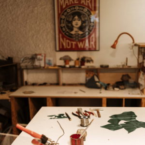 Vitrail Tiffany, brasure et étamage dans l'atelier-boutique ArteVitro - Mélanie Riondel (Chilhac, Haute-Loire)
