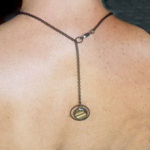 collier dos nu ambre en verre, bijou en vitrail Tiffany fabrication ArteVitro
