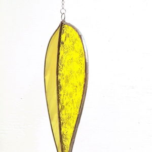 attrape-soleil jaune en vitrail Tiffany, suspension mobile fabrication ArteVitro