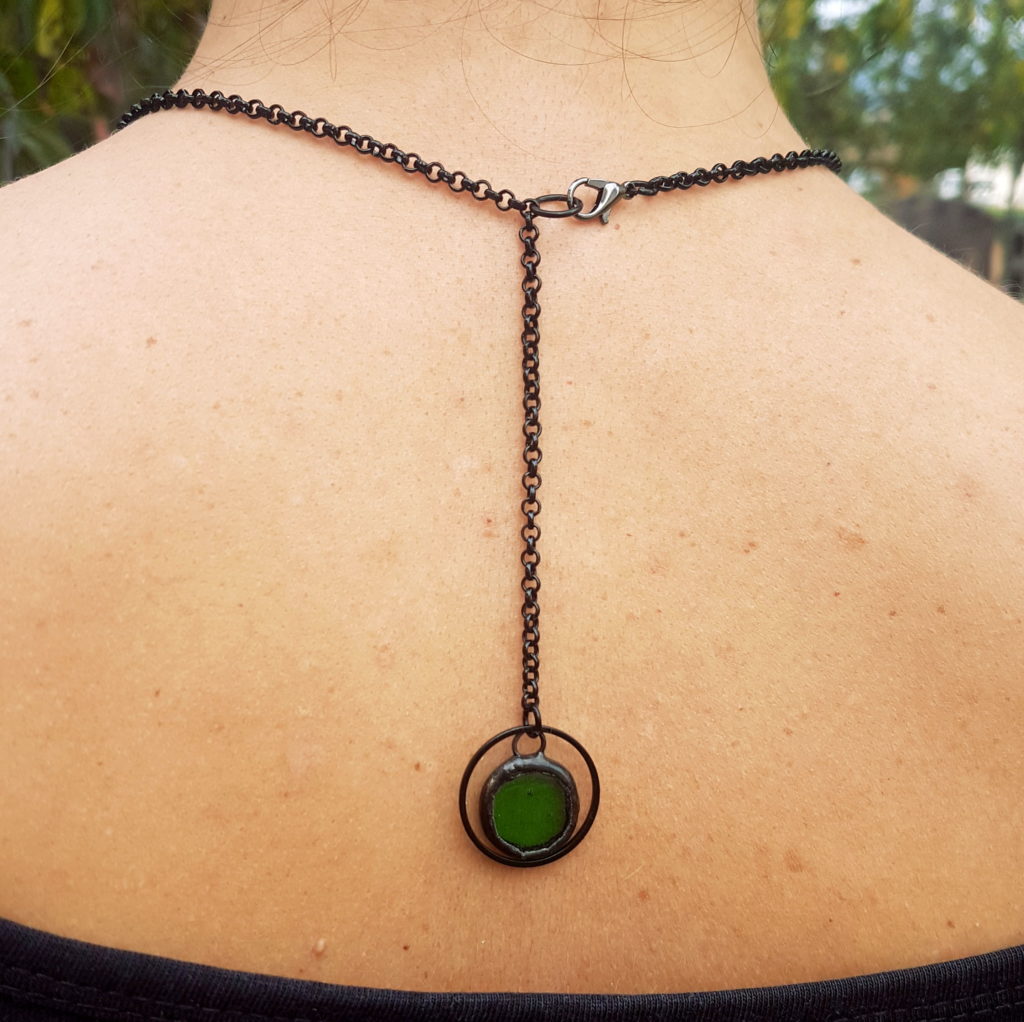 collier dos nu vert en verre, bijou en vitrail Tiffany fabrication ArteVitro