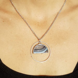 collier dos nu noir en verre, bijou en vitrail Tiffany fabrication ArteVitro