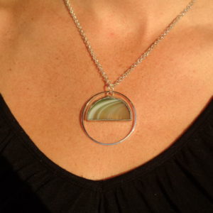 collier dos nu vert en verre, bijou en vitrail Tiffany fabrication ArteVitro