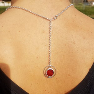 collier dos nu rouge en verre, bijou en vitrail Tiffany fabrication ArteVitro