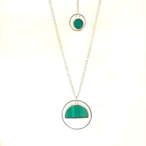 collier dos nu vert canard en verre, bijou en vitrail Tiffany fabrication ArteVitro