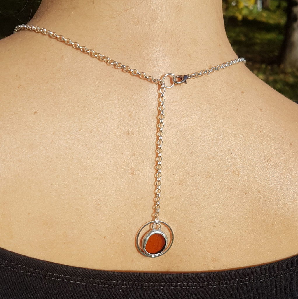 collier dos nu ambre en verre, bijou en vitrail Tiffany fabrication ArteVitro