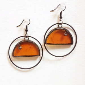 créoles ambre en verre, bijoux en vitrail Tiffany fabrication ArteVitro