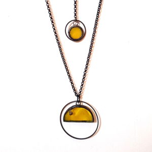 collier dos nu jaune en verre, bijou en vitrail Tiffany fabrication ArteVitro