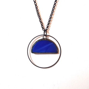 collier bleu en verre, bijou en vitrail Tiffany fabrication ArteVitro