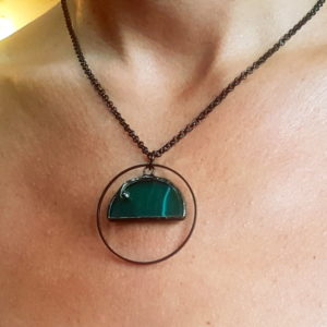 collier dos nu vert canard en verre, bijou en vitrail Tiffany fabrication ArteVitro