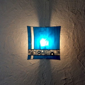 applique bleue en vitrail Tiffany, luminaire fabrication ArteVitro