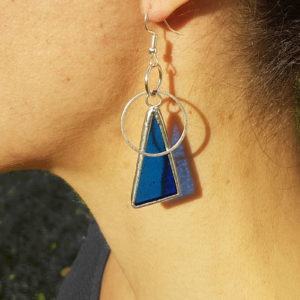 boucles d'oreilles bleu roi en vitrail Tiffany, fabrication ArteVitro