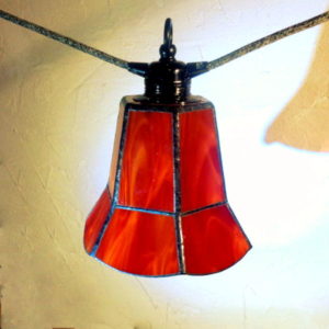 suspension rouge guinguette en vitrail Tiffany, luminaire fabrication ArteVitro