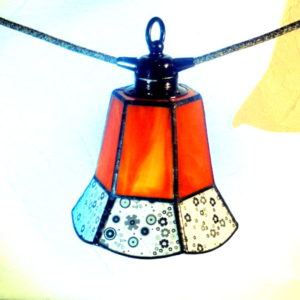 suspension orange guinguette en vitrail Tiffany, luminaire fabrication ArteVitro