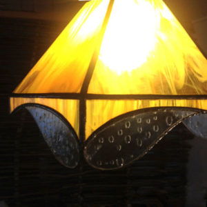 suspension ambre en vitrail Tiffany, luminaire fabrication ArteVitro