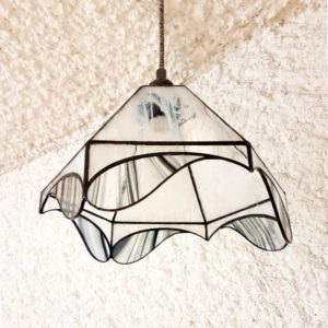 suspension noir & blanc en vitrail Tiffany, luminaire fabrication ArteVitro
